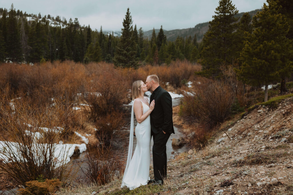 bride and groom kissing in Rocky Mountain National Park